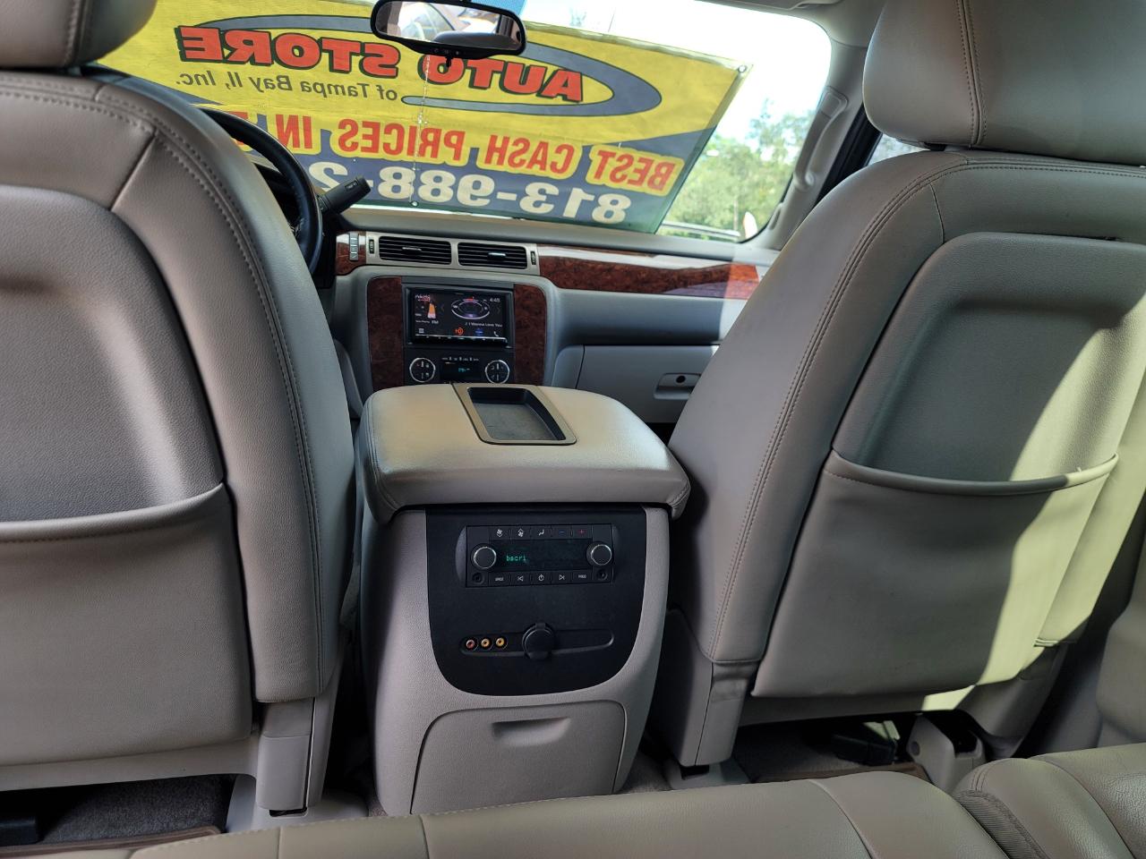 Chevrolet Suburban LT 2WD 2011