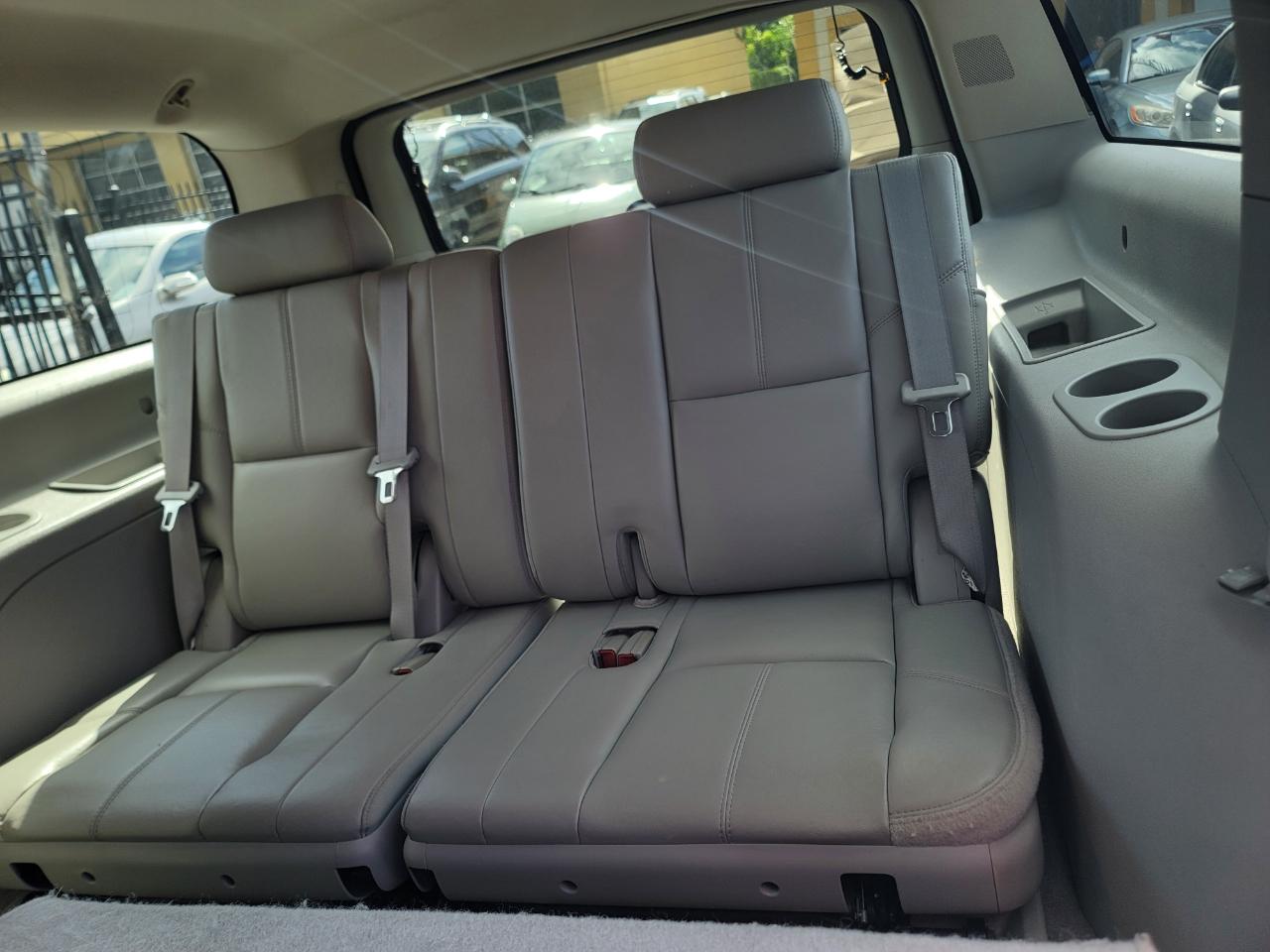 Chevrolet Suburban LT 2WD 2011