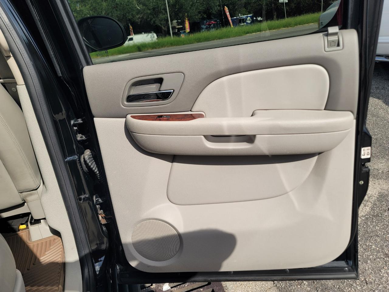Chevrolet Suburban LT 2WD 2011