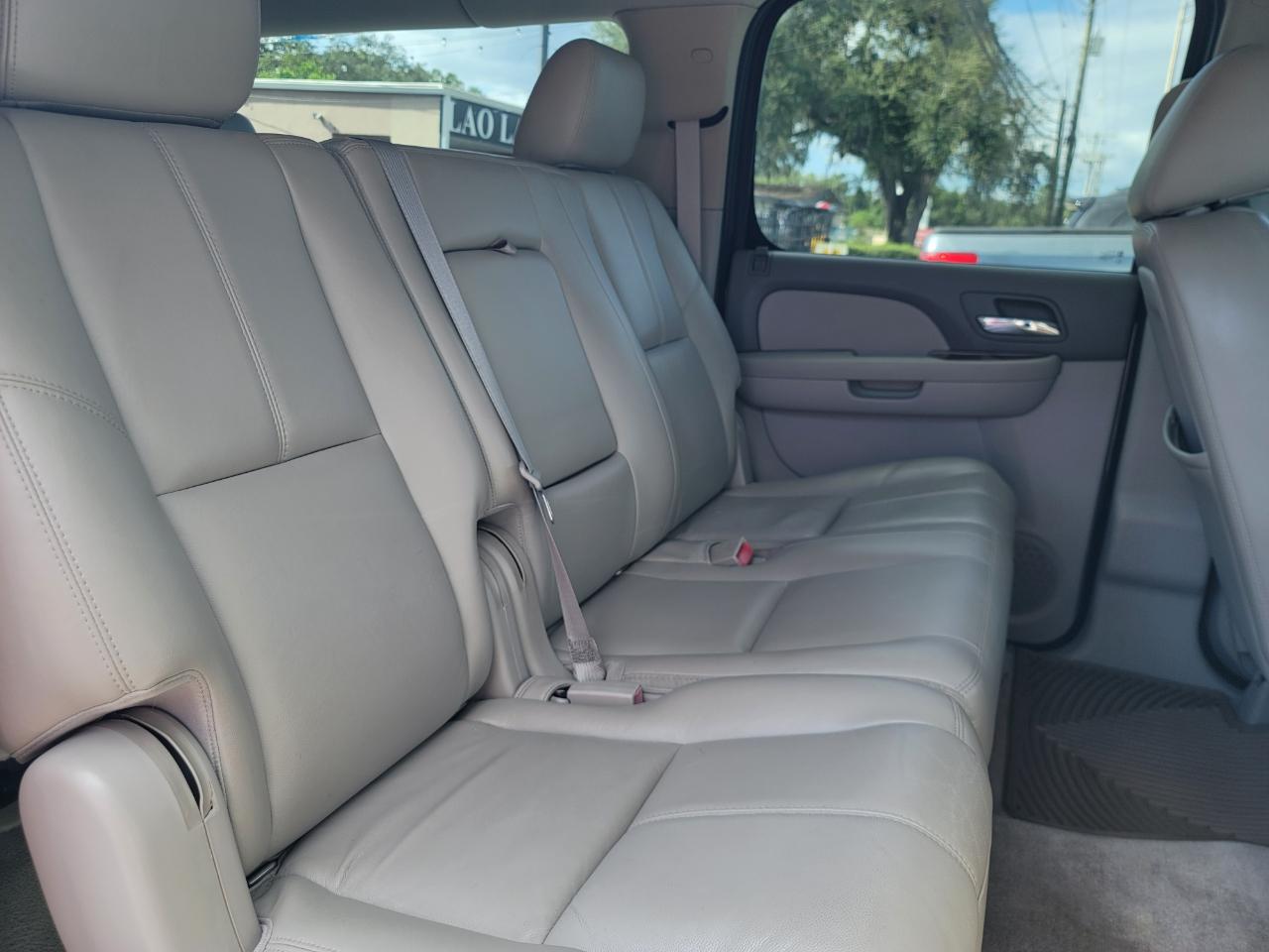 Chevrolet Suburban LT 2WD 2011