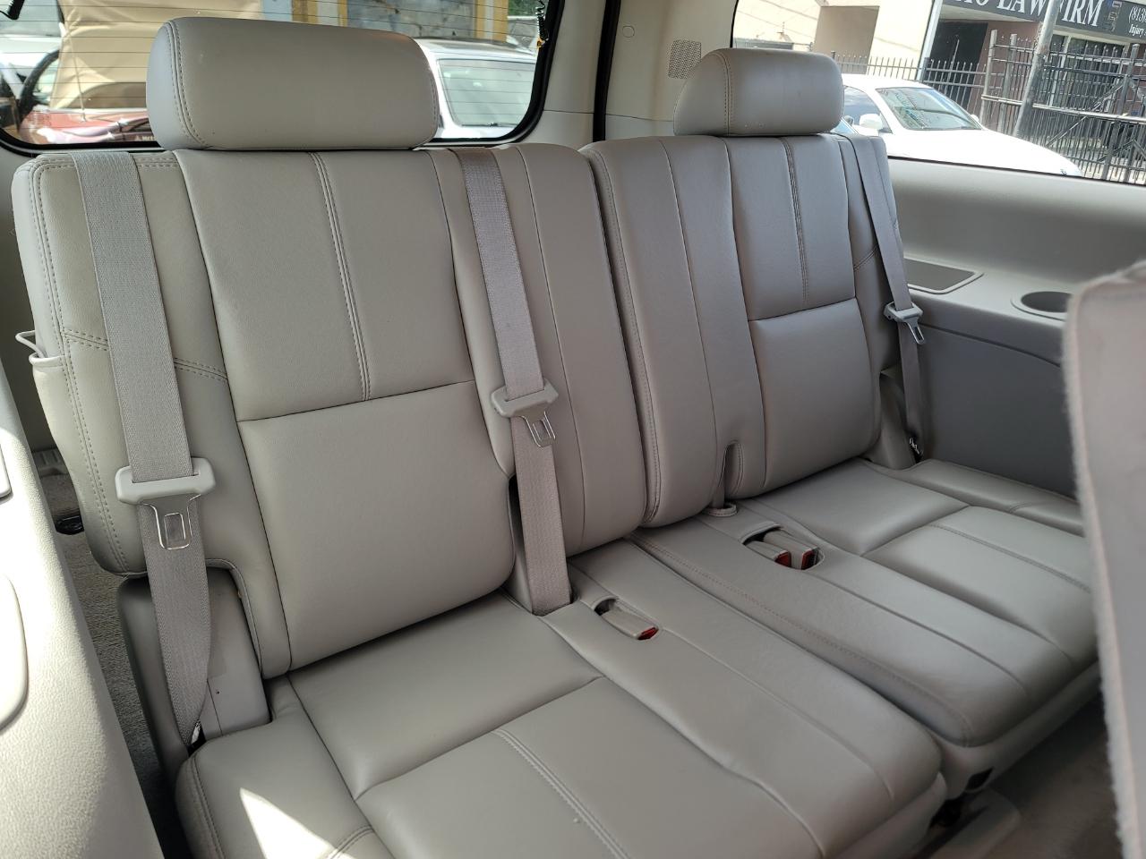 Chevrolet Suburban LT 2WD 2011