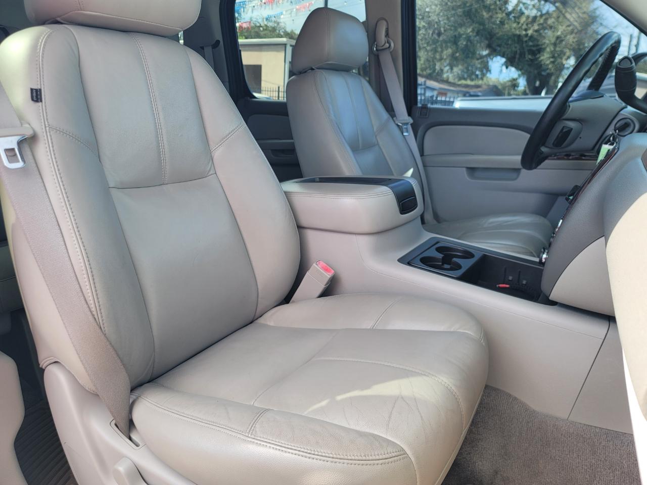 Chevrolet Suburban LT 2WD 2011