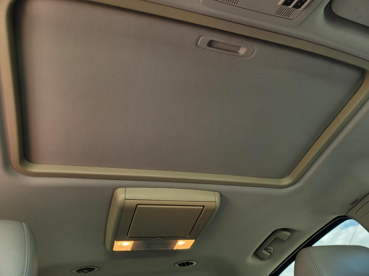 Chevrolet Suburban LT 2WD 2011