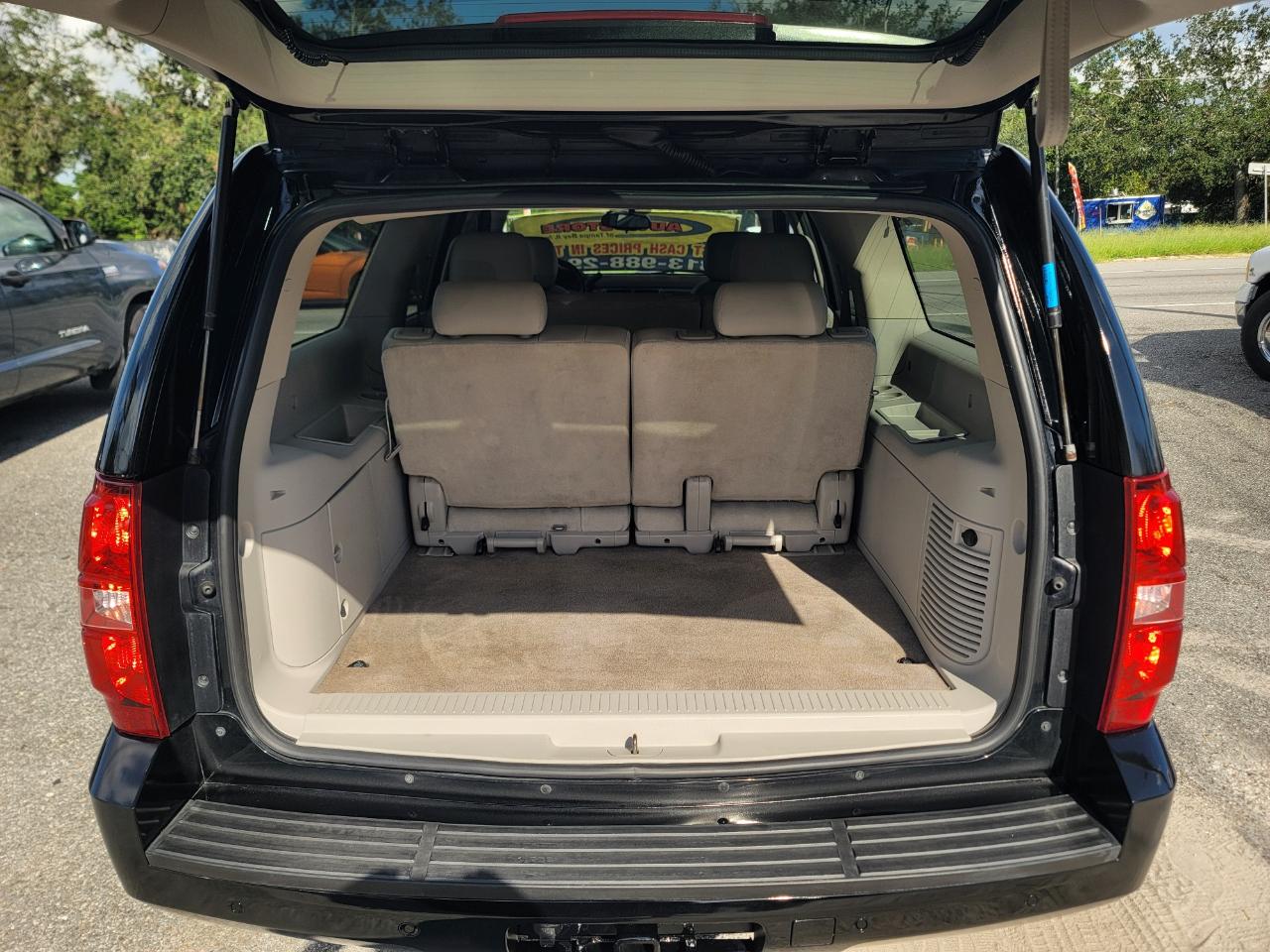 Chevrolet Suburban LT 2WD 2011