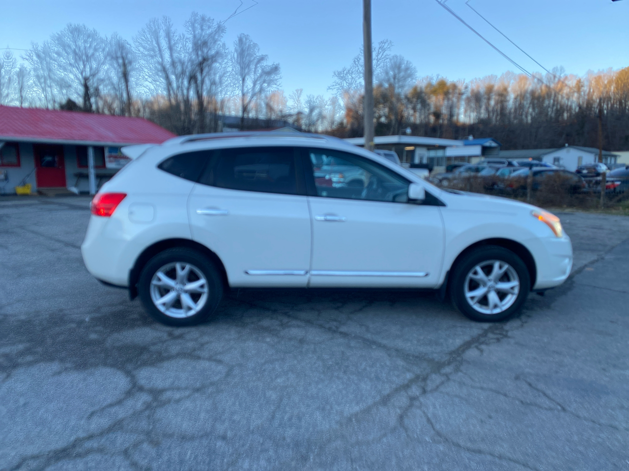 Nissan Rogue SV FWD 2011