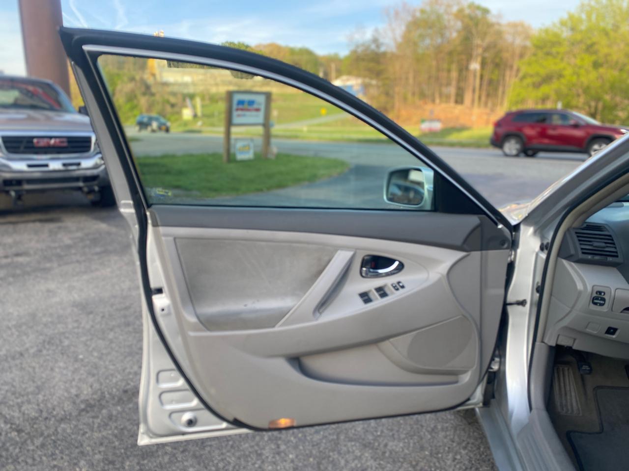 Toyota Camry Base 6-Spd AT 2011