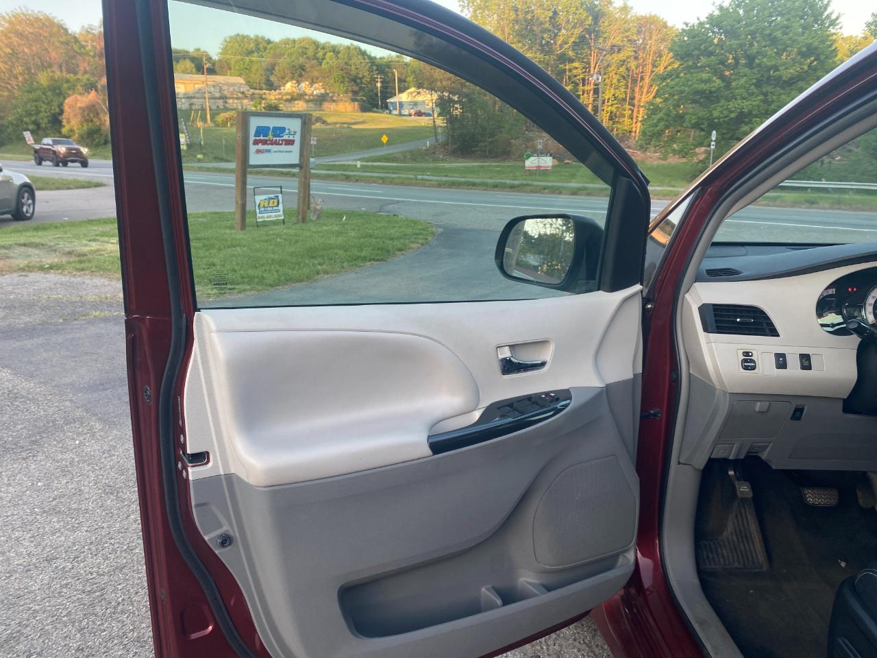 Toyota Sienna FWD 7-Passenger V6 2014