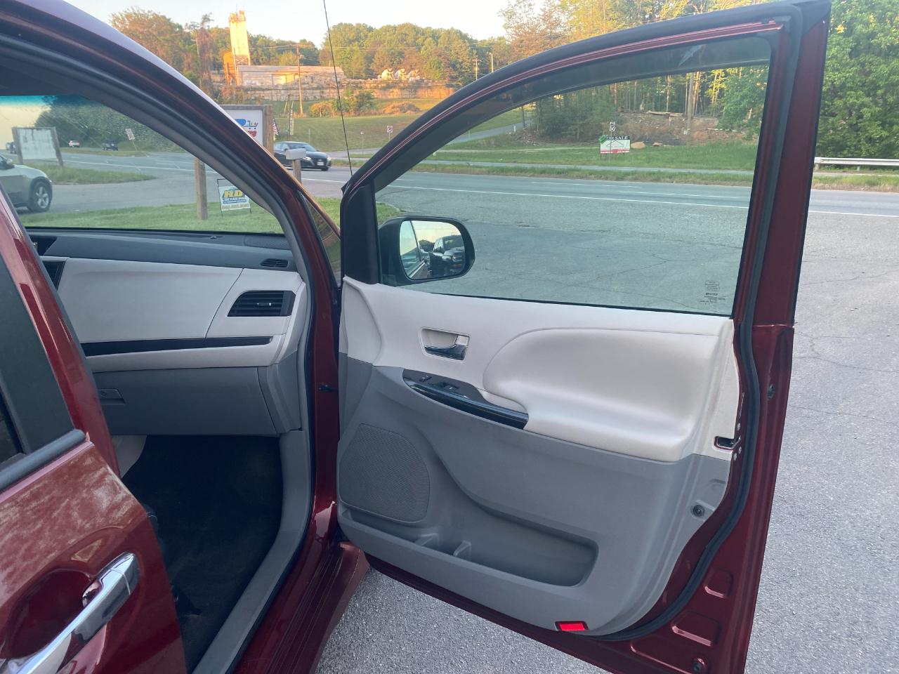 Toyota Sienna FWD 7-Passenger V6 2014