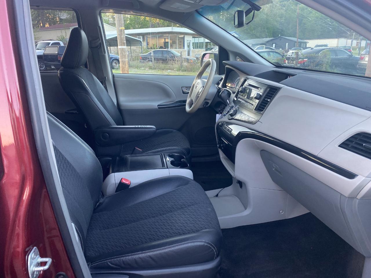 Toyota Sienna FWD 7-Passenger V6 2014