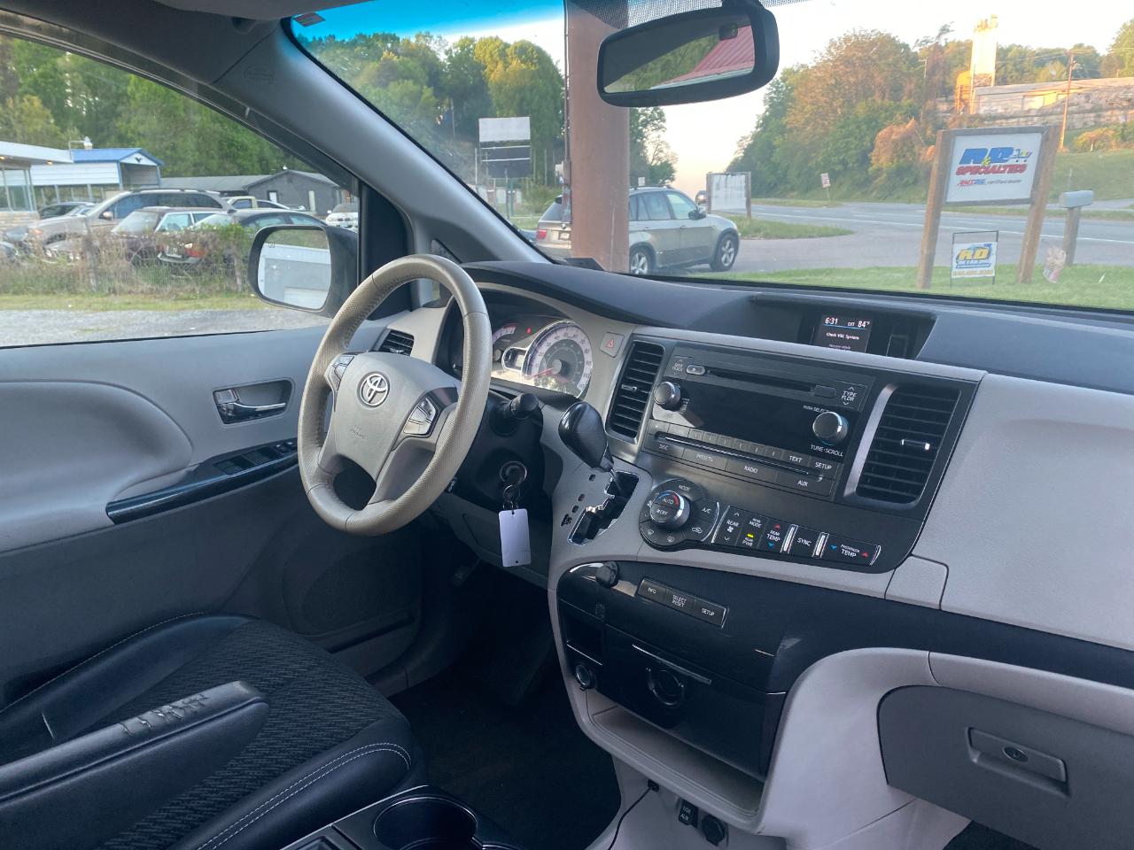 Toyota Sienna FWD 7-Passenger V6 2014