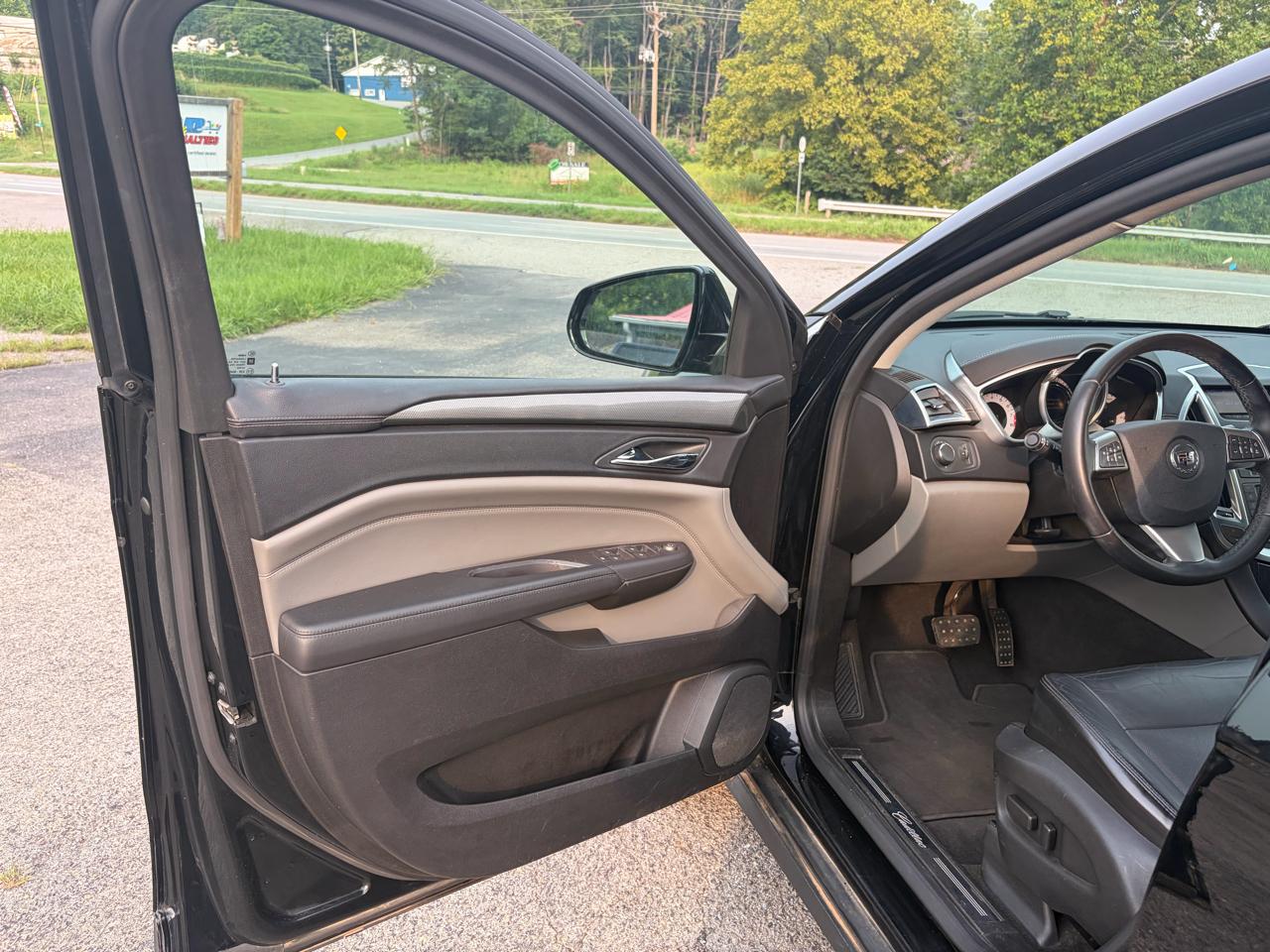 Cadillac SRX Base 2010