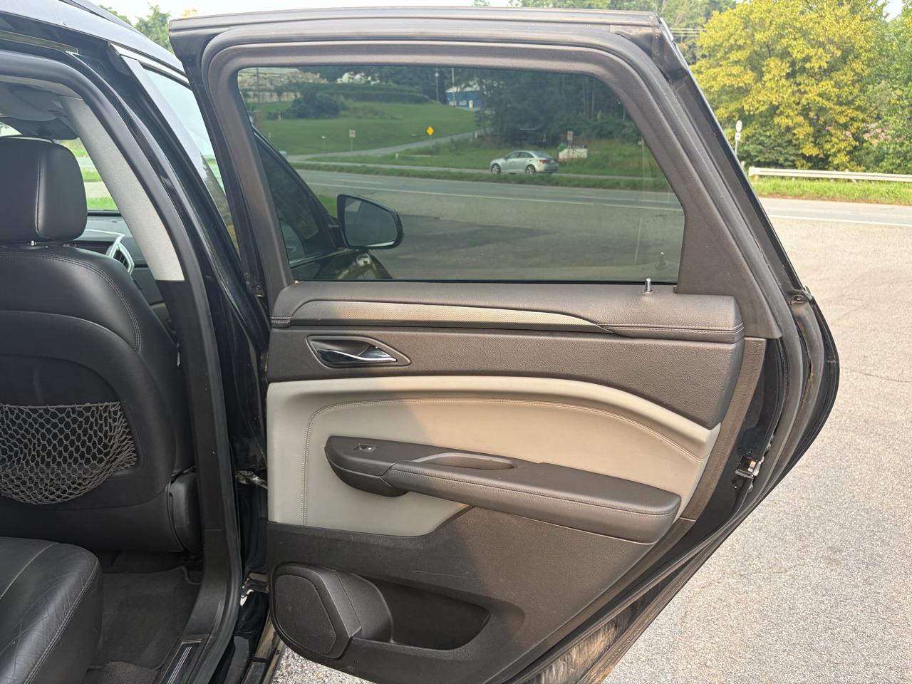 Cadillac SRX Base 2010