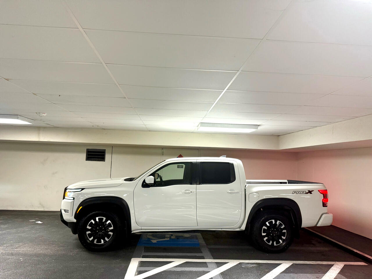 2022 Nissan Frontier PRO-4X Crew Cab photo 2