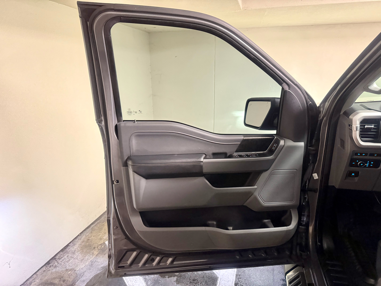 Ford F-150 2WD SuperCrew 145" XLT 2023