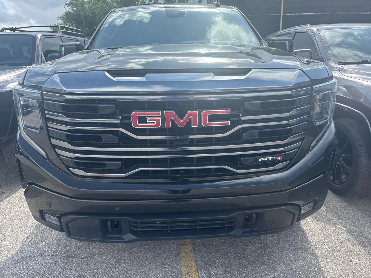 GMC Sierra 1500 4WD Crew Cab 147" AT4 2024