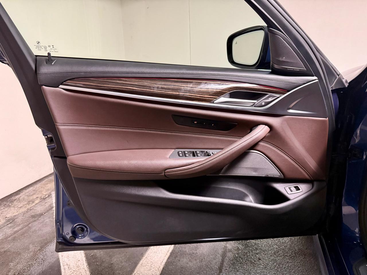 BMW 5 Series M550i xDrive Sedan 2022