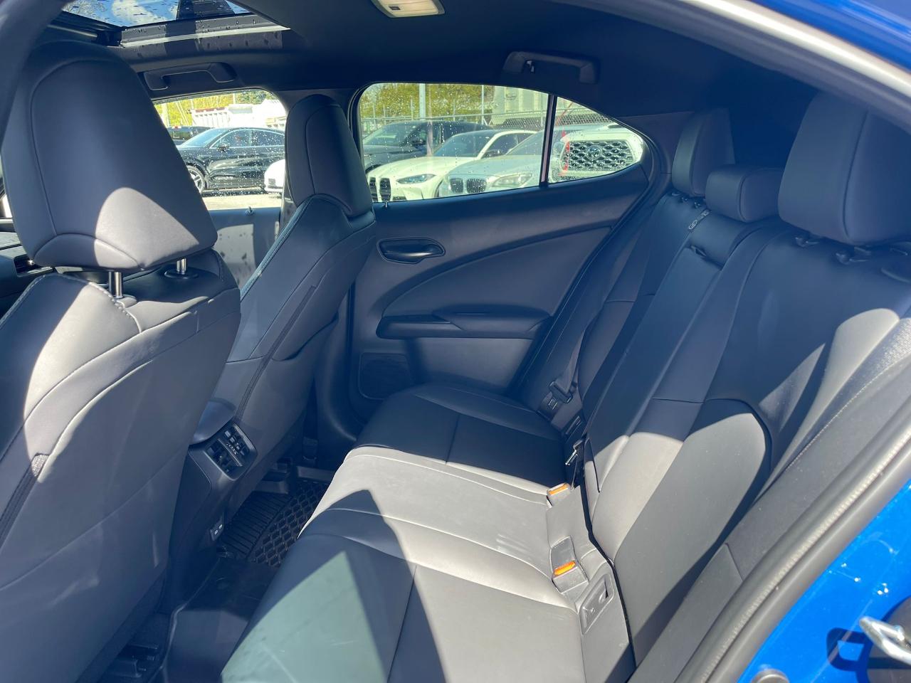 Lexus UX UX 300h AWD 2025