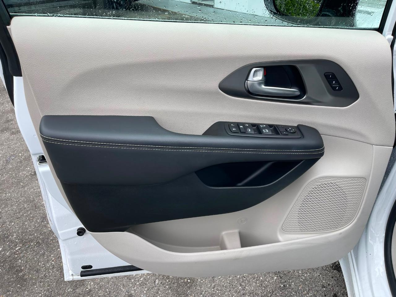Chrysler Pacifica Touring-L FWD 2024
