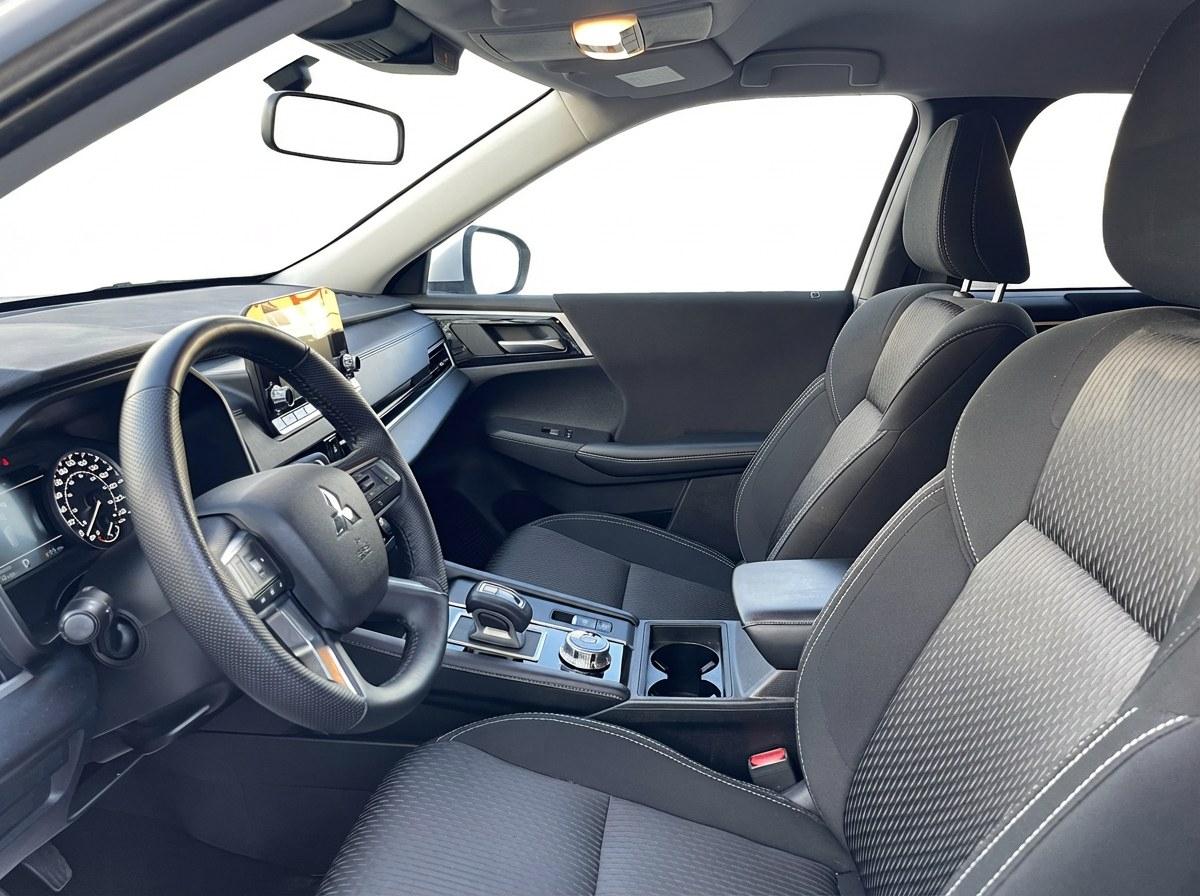 Mitsubishi Outlander ES 2024