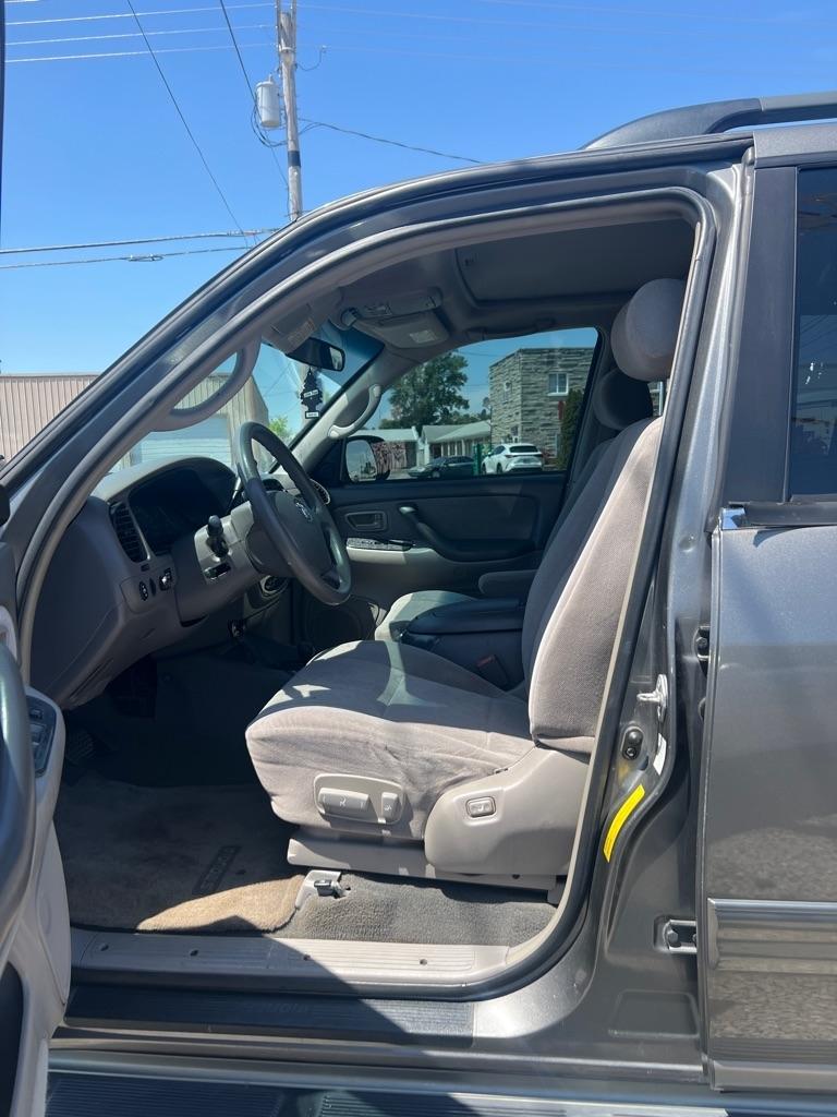 Toyota Sequoia 4WD 4dr LV8 6-Spd AT SR5 (Natl) 2004