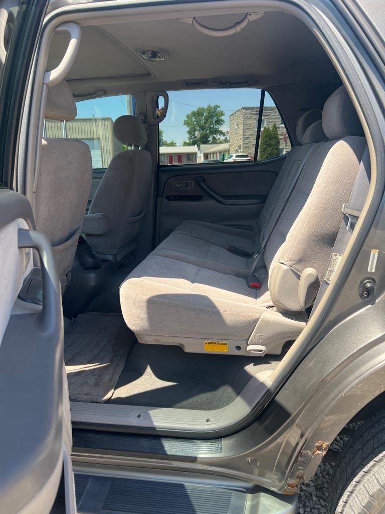 Toyota Sequoia 4WD 4dr LV8 6-Spd AT SR5 (Natl) 2004