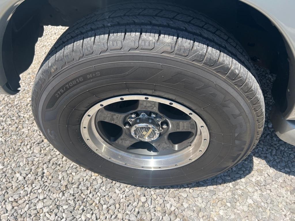 Toyota Sequoia 4WD 4dr LV8 6-Spd AT SR5 (Natl) 2004
