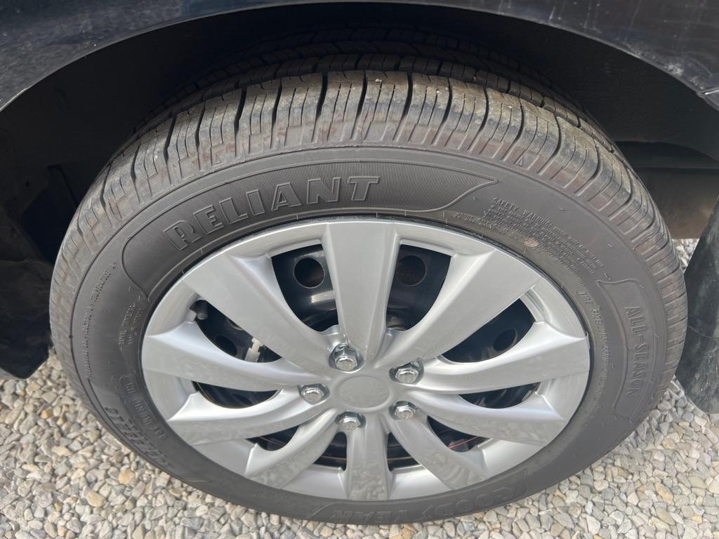 Nissan Sentra 4-Door Sedan 2012