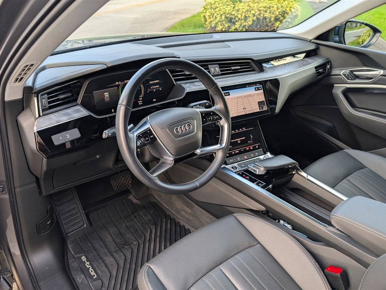 2021 Audi e-tron Premium photo 2