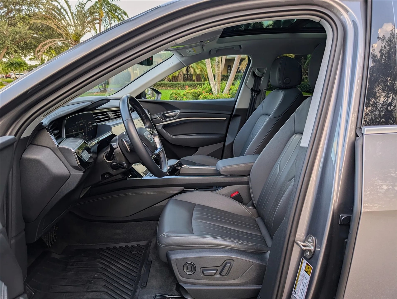 2021 Audi e-tron Premium photo 3