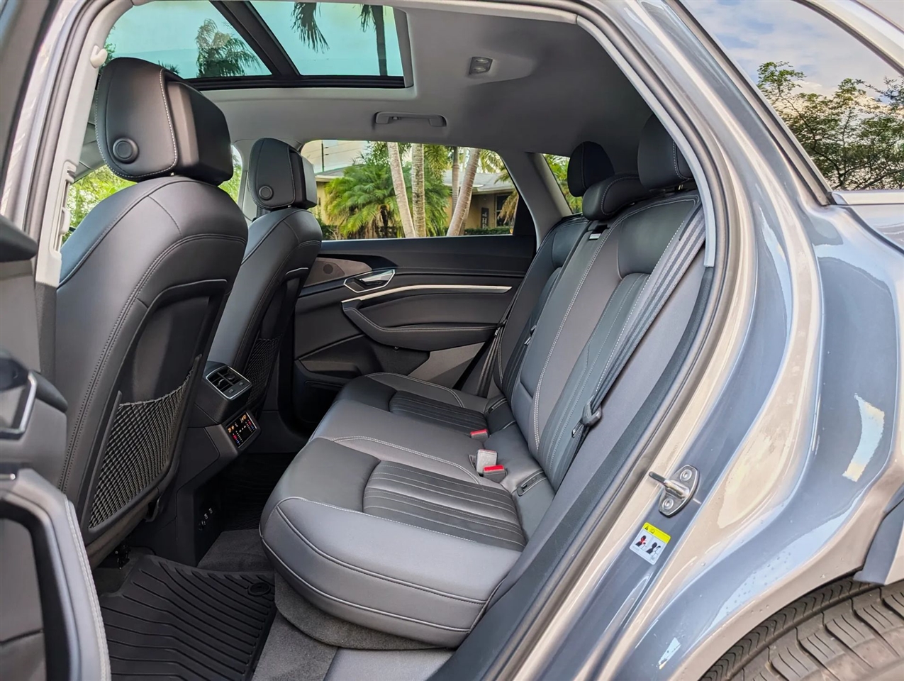 2021 Audi e-tron Premium photo 4