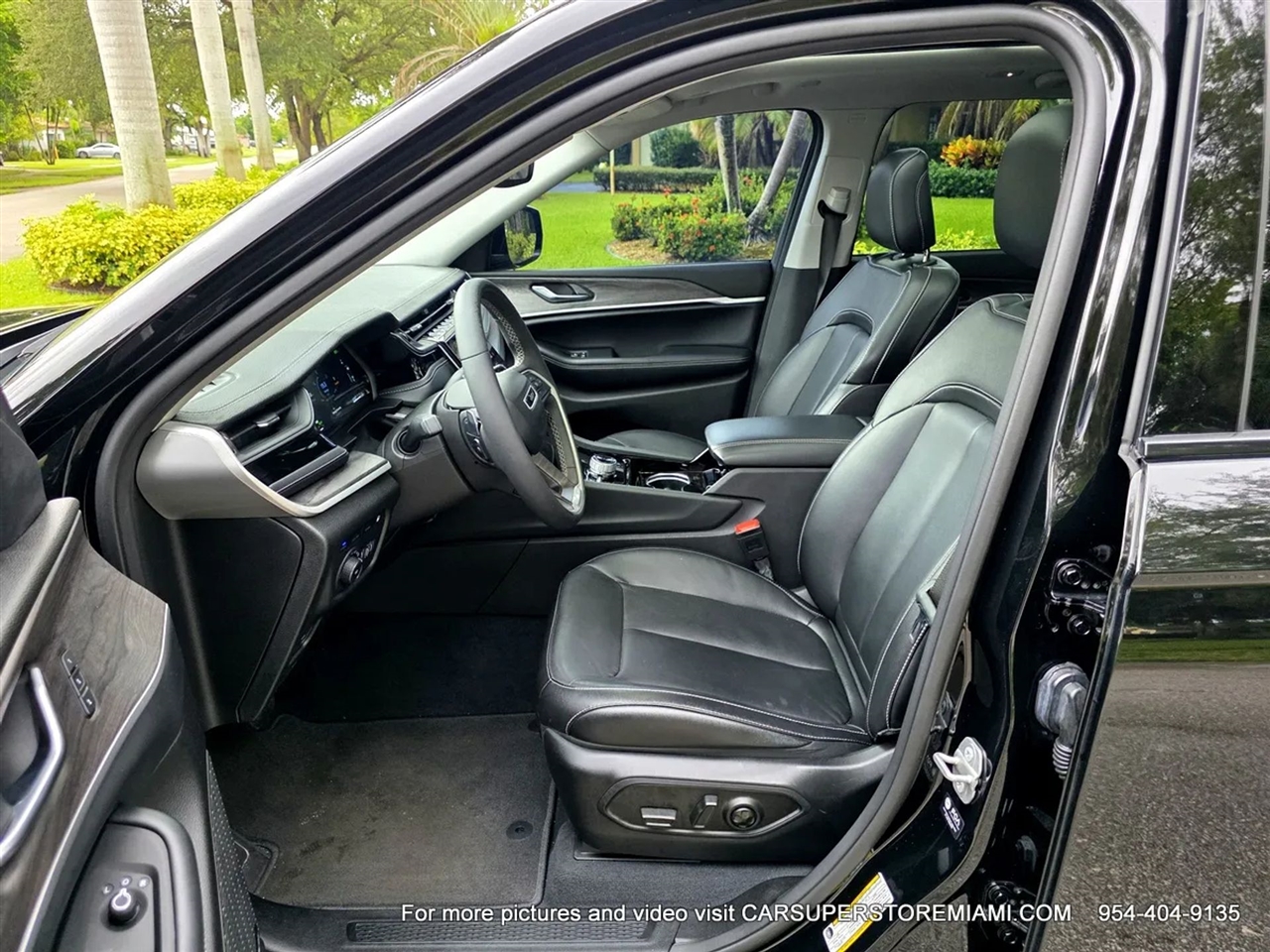 2023 Jeep Cherokee Sport photo 3