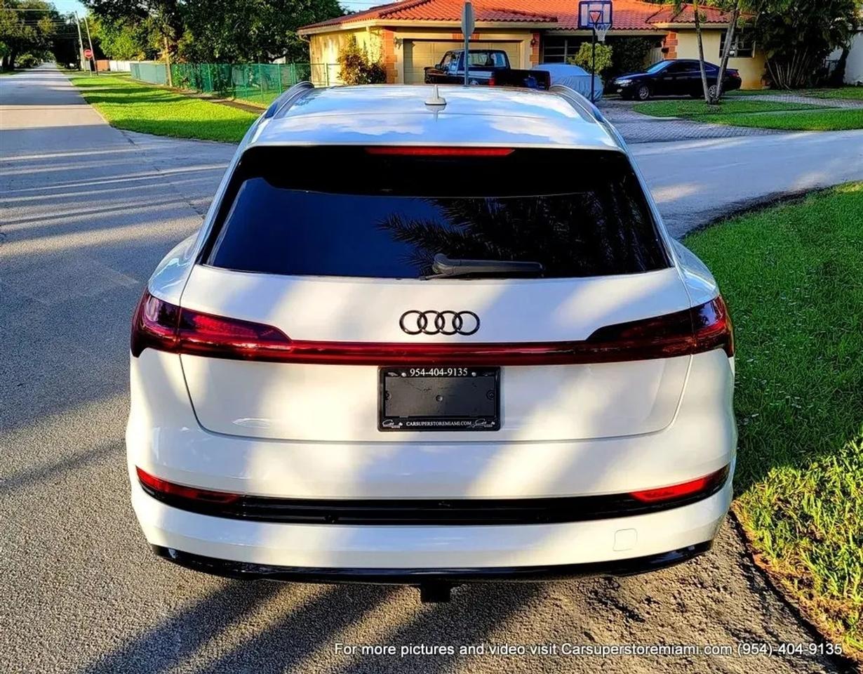 Audi E-Tron  2021