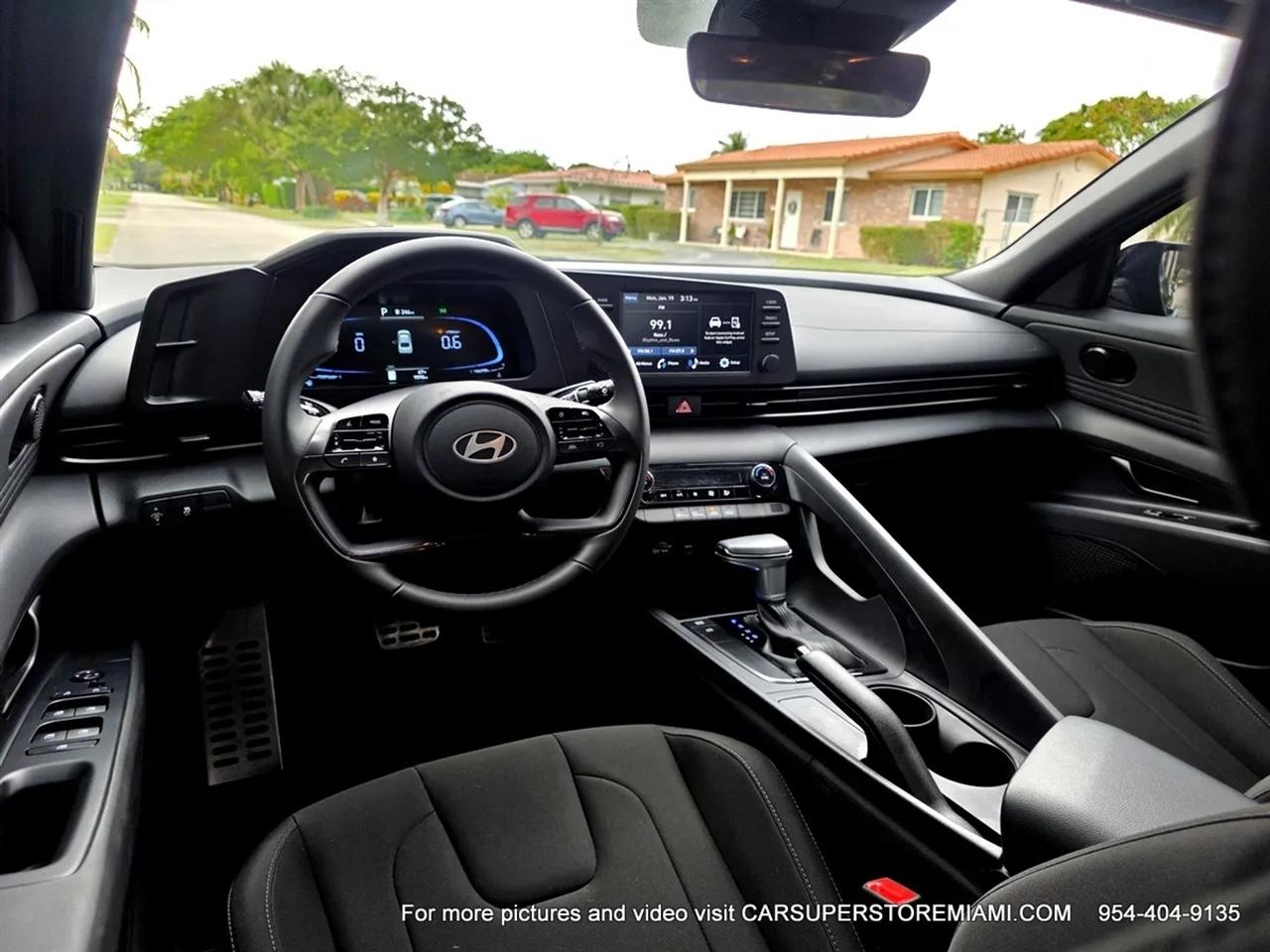 Hyundai Elantra  2025