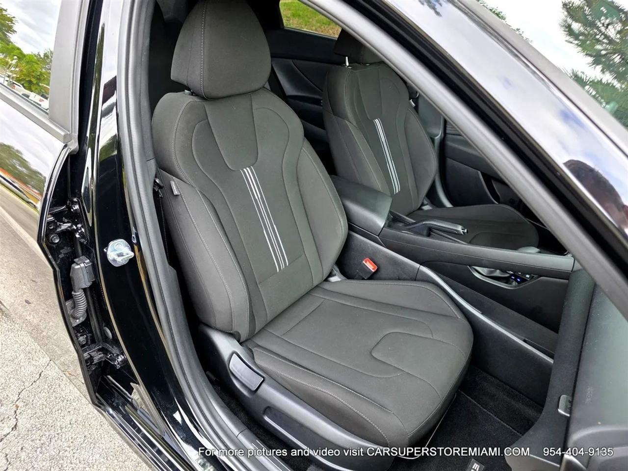 Hyundai Elantra  2025