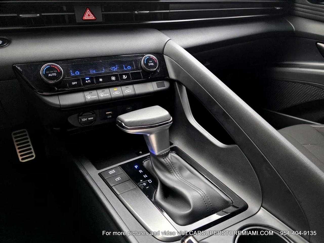 Hyundai Elantra  2025