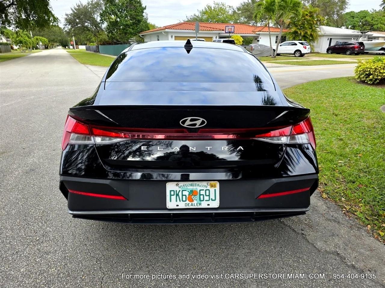 Hyundai Elantra  2025