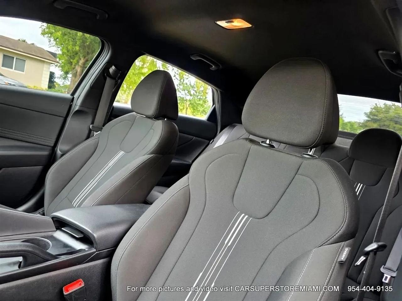 Hyundai Elantra  2025