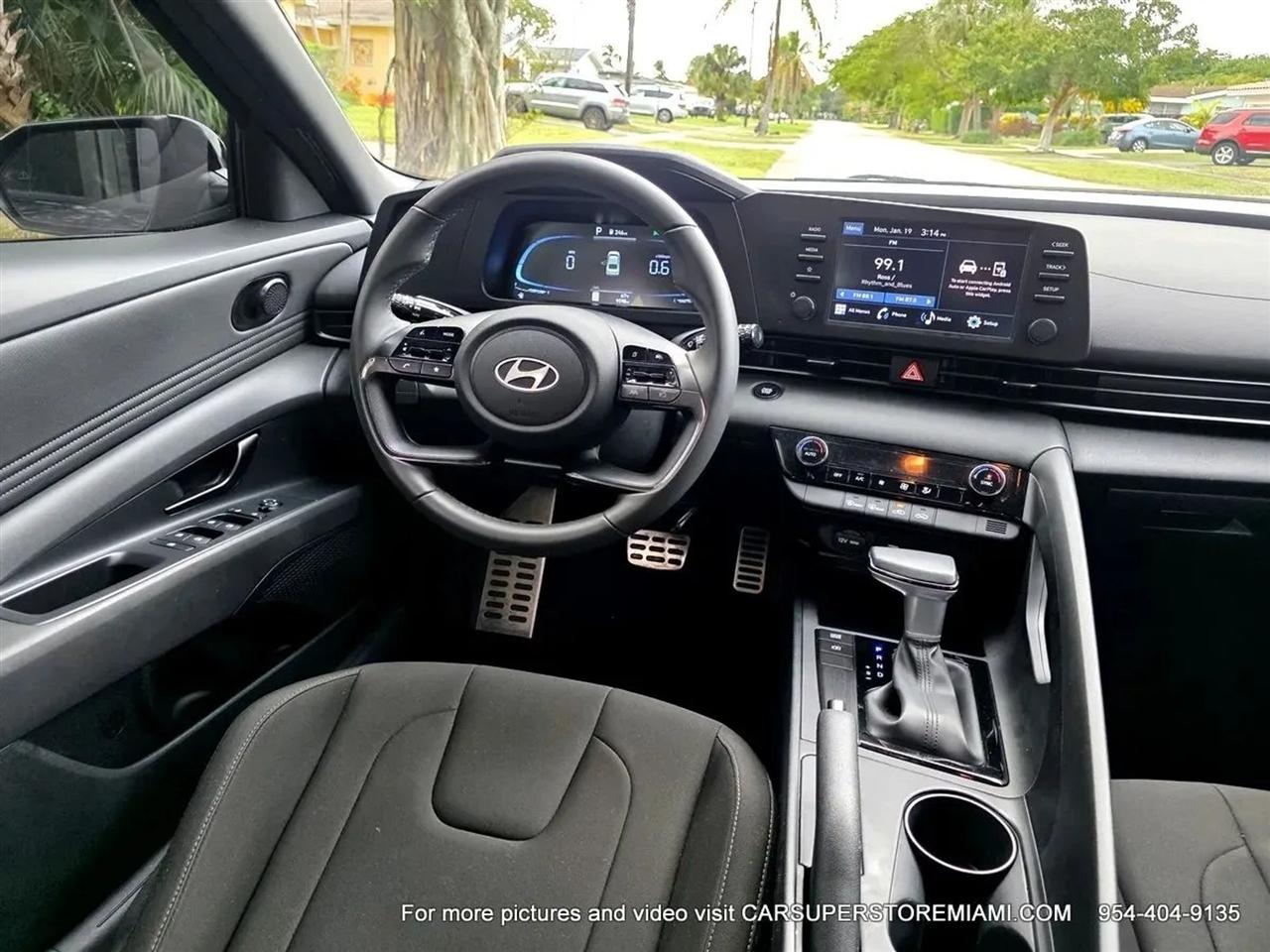 Hyundai Elantra  2025