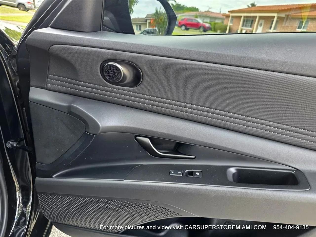 Hyundai Elantra  2025