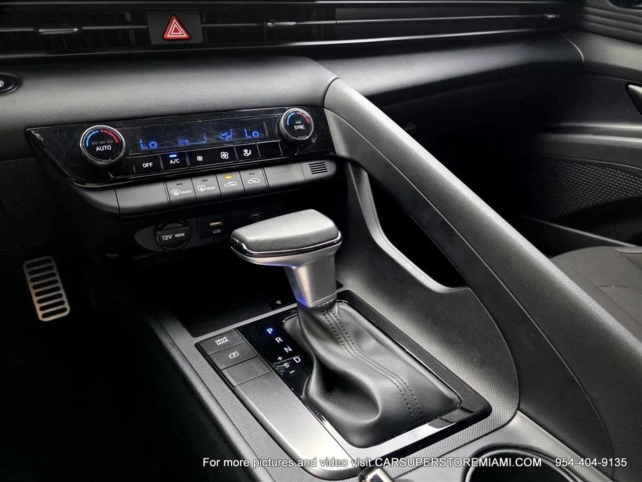 Hyundai Elantra  2025