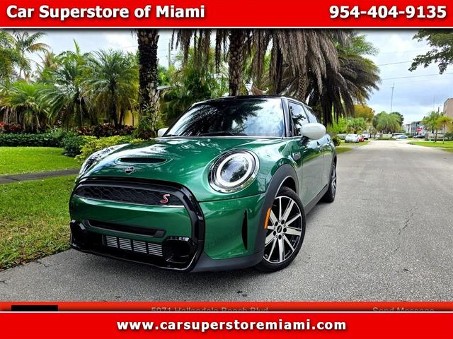 Green 2024 MINI Cooper Hatchback Front-Wheel Drive 7-Speed Dual Clutch
