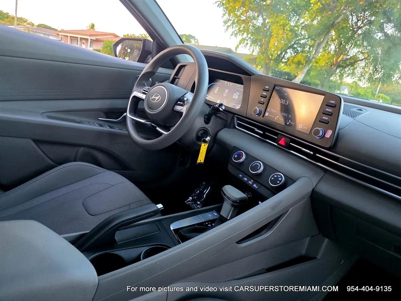 Hyundai Elantra  2024