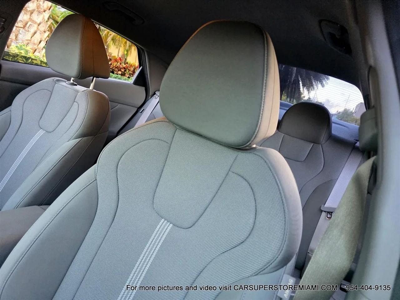 Hyundai Elantra  2024