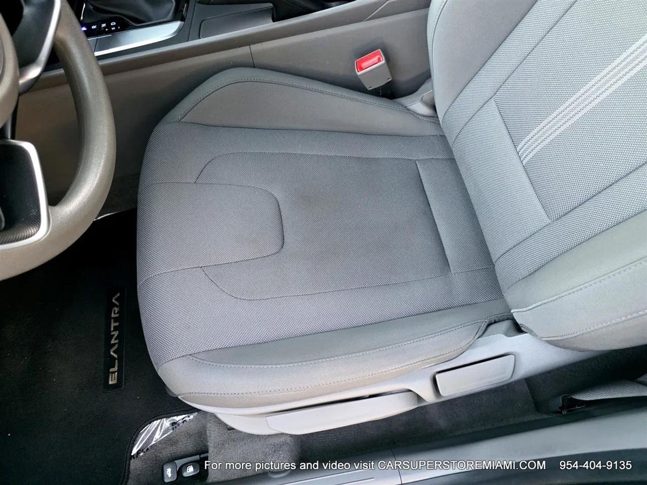 Hyundai Elantra  2024