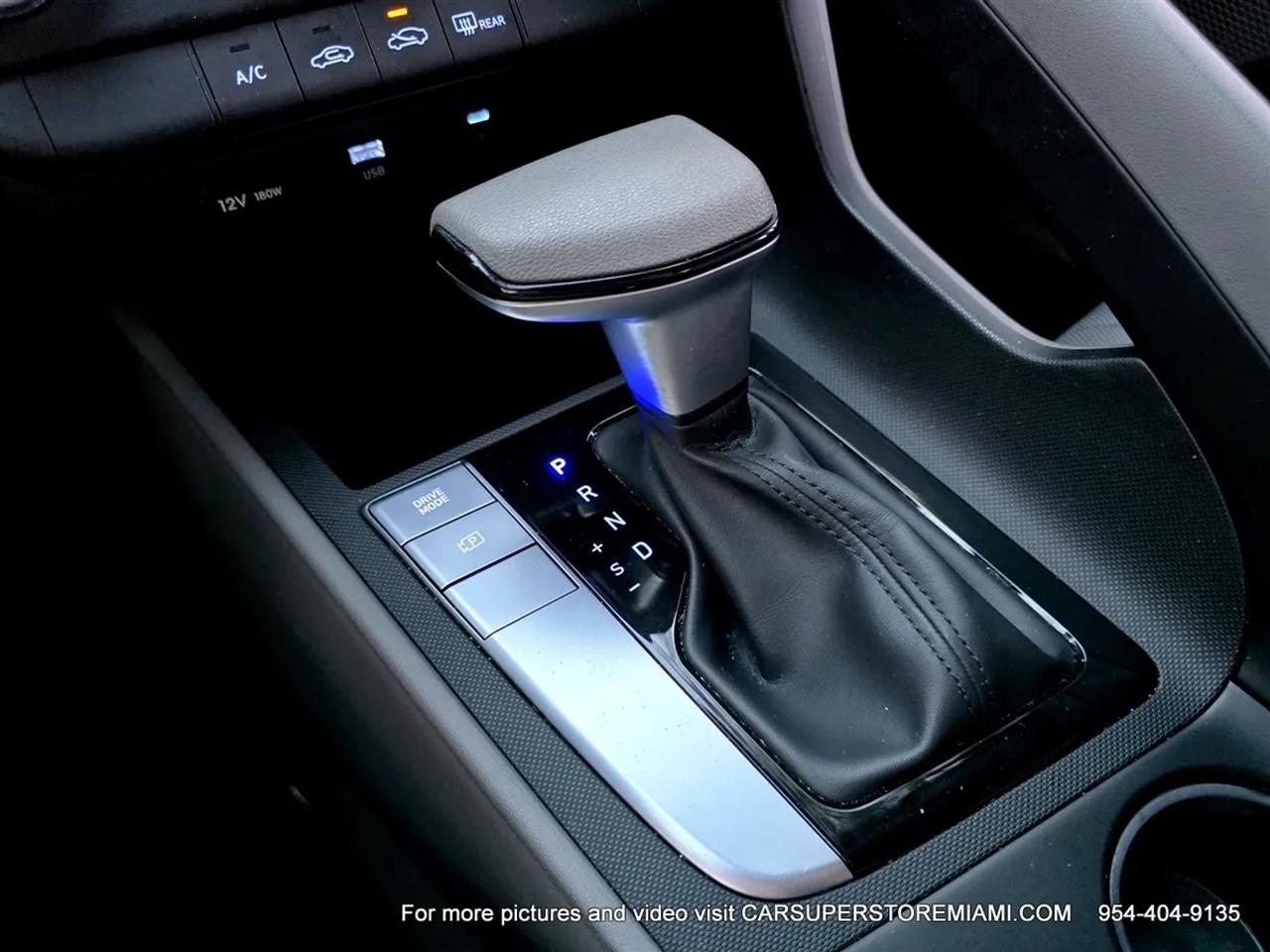Hyundai Elantra  2024