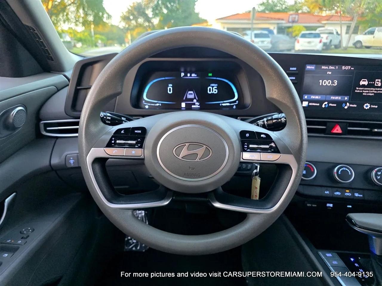 Hyundai Elantra  2024