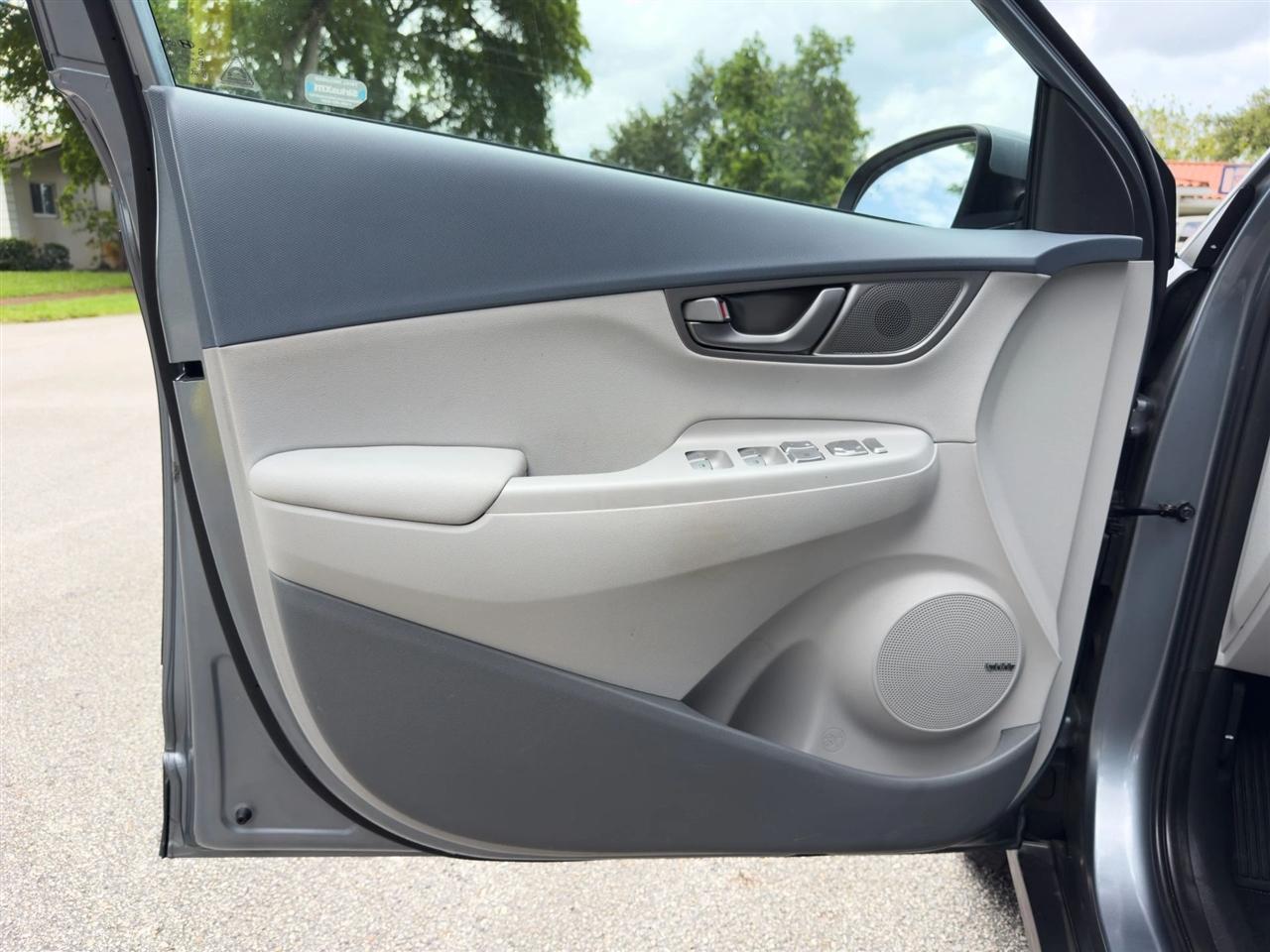 Hyundai Kona EV  2021