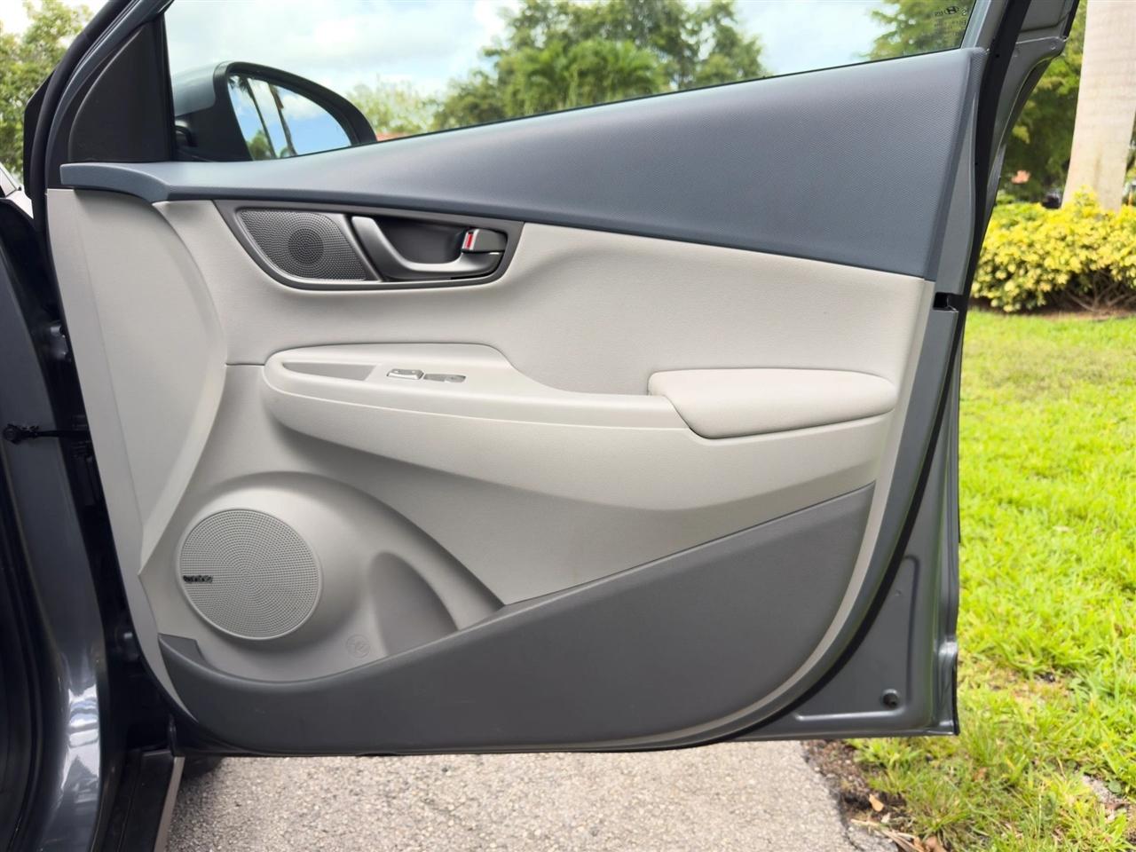 Hyundai Kona EV  2021