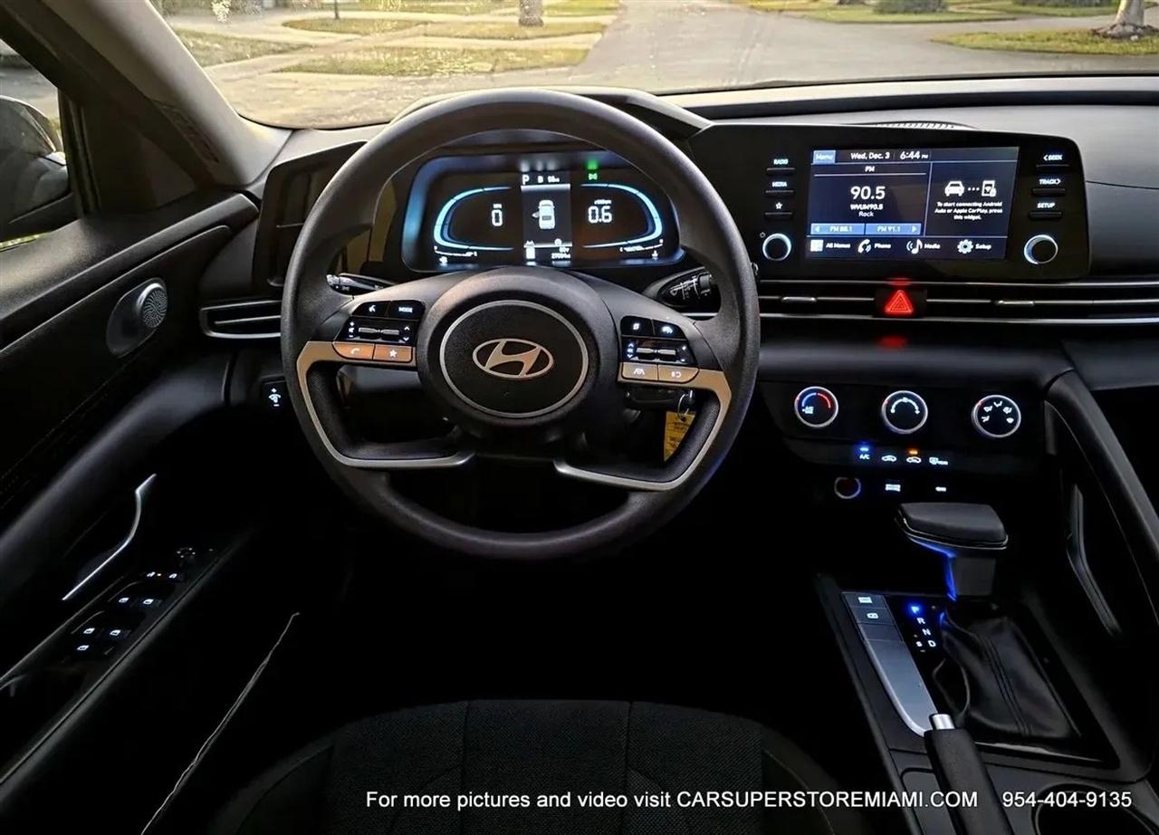Hyundai Elantra  2024