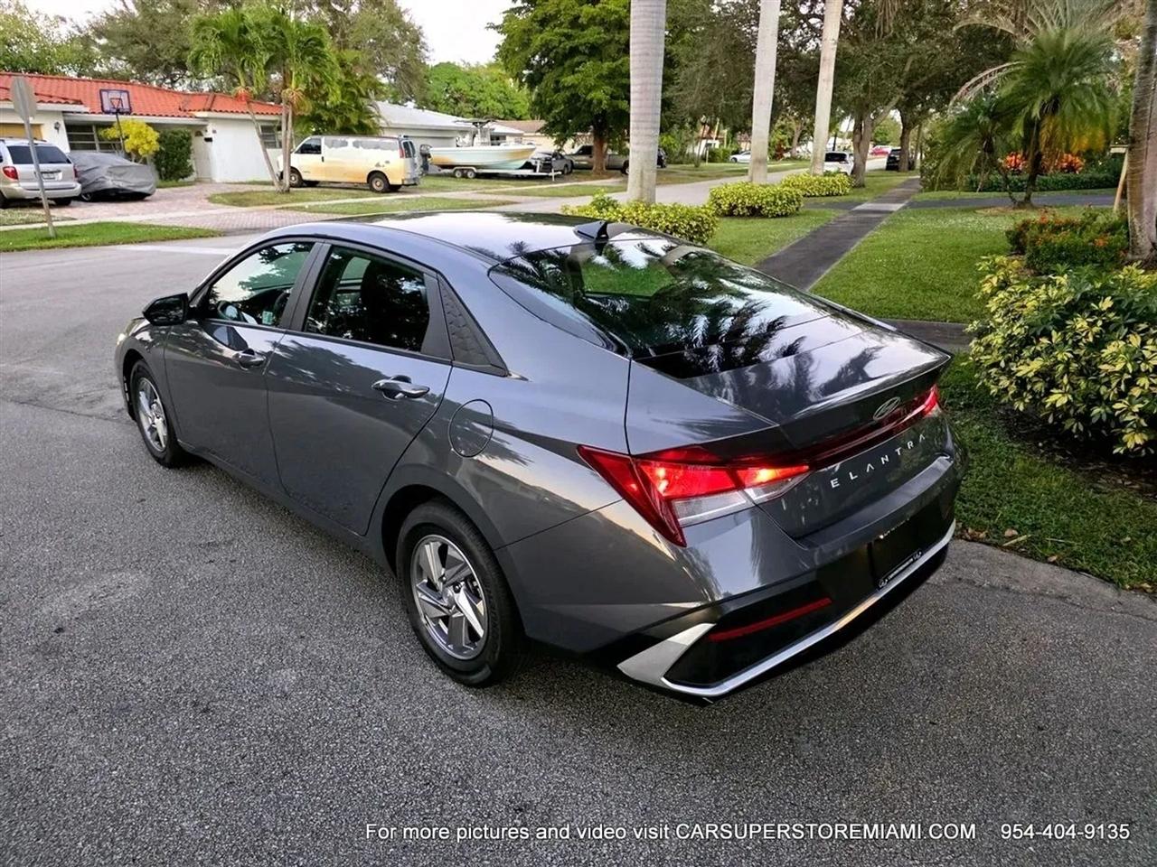 Hyundai Elantra  2024